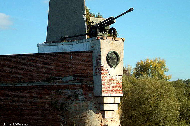 Bastion König der Küstriner Festung mit sowjetischem Ehrenmal und Kanone