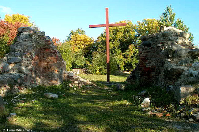 Ein Holzkreuz erinnert an den Standort der Kirche